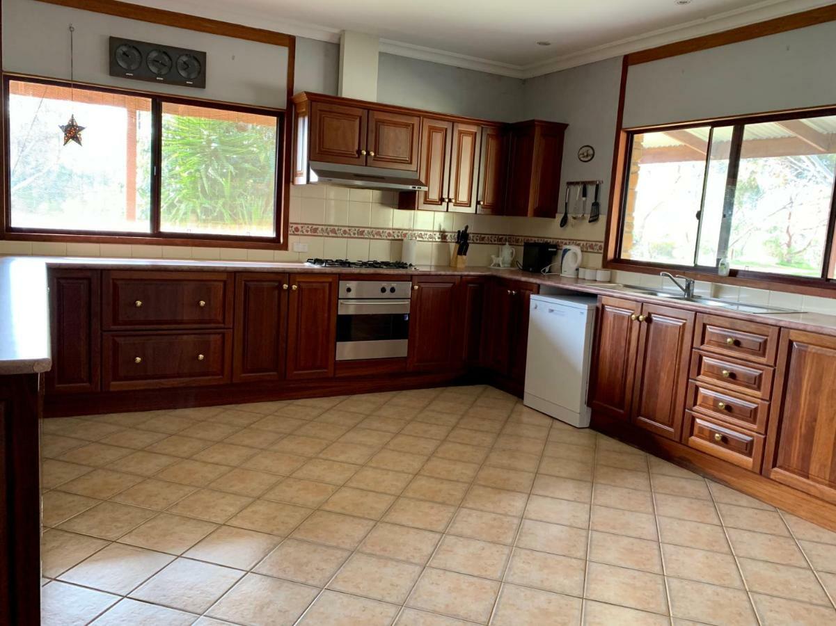 Bee'S Place - 3 Bedroom Home On 10 Acres Of Land With Distant Ocean Views Emu Bay Kültér fotó